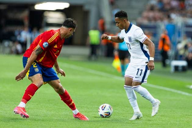 UEFA U21, U 21 Europameisterschaft, Viertelfinale: Spanien - England; 21.06.2025 Marc Pubill (Spanien, 2), Omari Hutchinson (England, 11) bei der UEFA U21-Europameisterschaft im Viertelfinalspiel zwischen Spanien - England, am 21.06.2025, Anton Malatinsky Stadium, Trnava, Slowakei Copyright: xBEAUTIFULxSPORTS Meuselx