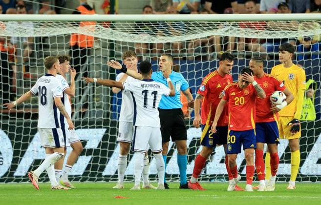 Spain are awarded a penalty for a foul on Alberto Moleiro of Spain. Spain U21, U 21 v England U21, UEFA U21 Championship, Quarter-final, Stadion Antona Malatinskeho, Slovakia - 21 Jun 2025  Copyright: xNikolaxKrstic Shutterstockx 15367881ca