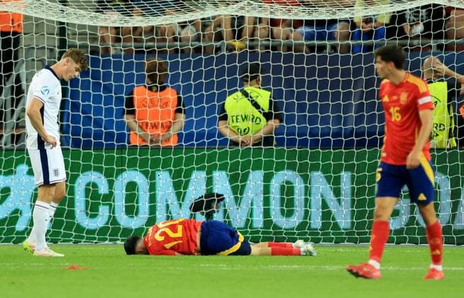 Alberto Moleiro of Spain seen on the floor as his side are awarded a penalty. Spain U21, U 21 v England U21, UEFA U21 Championship, Quarter-final, Stadion Antona Malatinskeho, Slovakia - 21 Jun 2025  Copyright: xNikolaxKrstic Shutterstockx 15367881cb