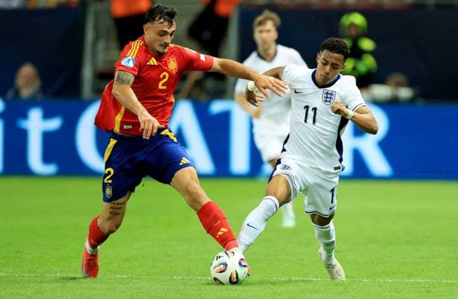 Sport Bilder des Tages Marc Pubill of Spain and Omari Hutchinson of England. Spain U21, U 21 v England U21, UEFA U21 Championship, Quarter-final, Stadion Antona Malatinskeho, Slovakia - 21 Jun 2025  Copyright: xNikolaxKrstic Shutterstockx 15367881cj