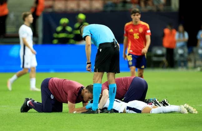Sport Bilder des Tages Omari Hutchinson of England receives treatment. Spain U21, U 21 v England U21, UEFA U21 Championship, Quarter-final, Stadion Antona Malatinskeho, Slovakia - 21 Jun 2025  Copyright: xNikolaxKrstic Shutterstockx 15367881co