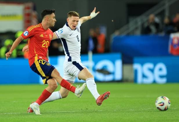 Alberto Moleiro of Spain and Elliot Anderson of England. Spain U21, U 21 v England U21, UEFA U21 Championship, Quarter-final, Stadion Antona Malatinskeho, Slovakia - 21 Jun 2025  Copyright: xNikolaxKrstic Shutterstockx 15367881dr