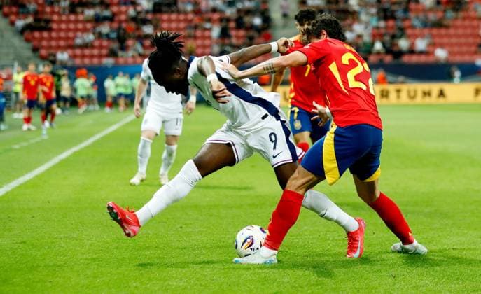 Jonathan Rowe of England and Hugo Bueno of Spain. Spain U21, U 21 v England U21, UEFA U21 Championship, Quarter-final, Stadion Antona Malatinskeho, Slovakia - 21 Jun 2025  Copyright: xNikolaxKrstic Shutterstockx 15367881eb