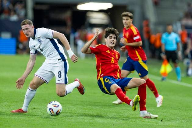 UEFA U21, U 21 Europameisterschaft, Viertelfinale: Spanien - England; 21.06.2025 Elliot Anderson (England, 8), Javi Guerra (Spanien, 6) bei der UEFA U21-Europameisterschaft im Viertelfinalspiel zwischen Spanien - England, am 21.06.2025, Anton Malatinsky Stadium, Trnava, Slowakei Copyright: xBEAUTIFULxSPORTS Meuselx