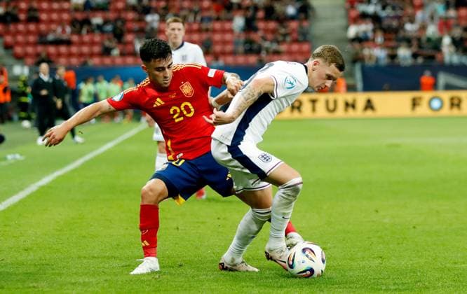 Jay Stansfield of England and Alberto Moleiro of Spain. Spain U21, U 21 v England U21, UEFA U21 Championship, Quarter-final, Stadion Antona Malatinskeho, Slovakia - 21 Jun 2025  Copyright: xNikolaxKrstic Shutterstockx 15367881er
