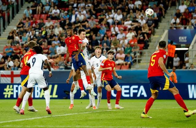 Jack Hinshelwood of England heads towards goal. Spain U21, U 21 v England U21, UEFA U21 Championship, Quarter-final, Stadion Antona Malatinskeho, Slovakia - 21 Jun 2025  Copyright: xNikolaxKrstic Shutterstockx 15367881es
