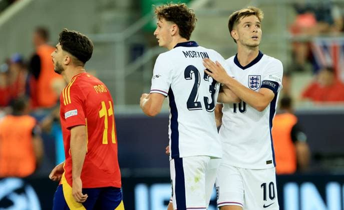 Tyler Morton of England and James McAtee of England. Spain U21, U 21 v England U21, UEFA U21 Championship, Quarter-final, Stadion Antona Malatinskeho, Slovakia - 21 Jun 2025  Copyright: xNikolaxKrstic Shutterstockx 15367881ei