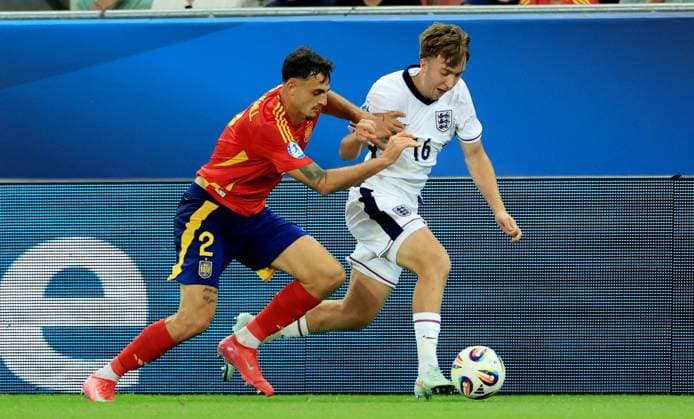 Jack Hinshelwood of England and Marc Pubill of Spain. Spain U21, U 21 v England U21, UEFA U21 Championship, Quarter-final, Stadion Antona Malatinskeho, Slovakia - 21 Jun 2025  Copyright: xNikolaxKrstic Shutterstockx 15367881eh