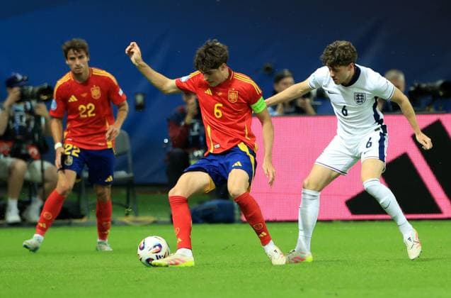 Javi Guerra of Spain and Hayden Hackney of England. Spain U21, U 21 v England U21, UEFA U21 Championship, Quarter-final, Stadion Antona Malatinskeho, Slovakia - 21 Jun 2025  Copyright: xNikolaxKrstic Shutterstockx 15367881eg