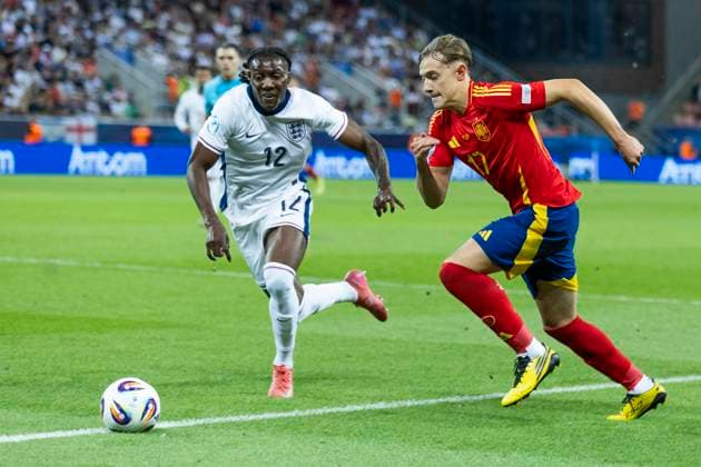 UEFA U21, U 21 Europameisterschaft, Viertelfinale: Spanien - England; 21.06.2025 Jesus Rodriguez (Spanien, 17), Brooke Norton-Cuffy (England, 12) bei der UEFA U21-Europameisterschaft im Viertelfinalspiel zwischen Spanien - England, am 21.06.2025, Anton Malatinsky Stadium, Trnava, Slowakei Copyright: xBEAUTIFULxSPORTS Meuselx