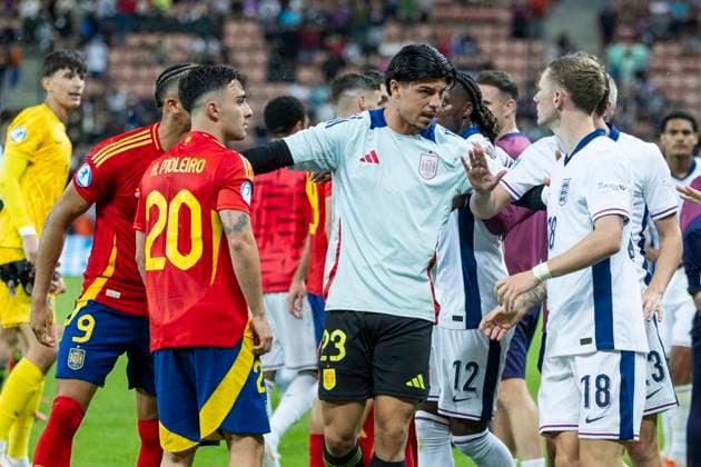 UEFA U21, U 21 Europameisterschaft, Viertelfinale: Spanien - England; 21.06.2025 Nach Schlusspfiff kommt es zu einer Rudelbildung bei der UEFA U21-Europameisterschaft im Viertelfinalspiel zwischen Spanien - England, am 21.06.2025, Anton Malatinsky Stadium, Trnava, Slowakei Copyright: xBEAUTIFULxSPORTS Meuselx
