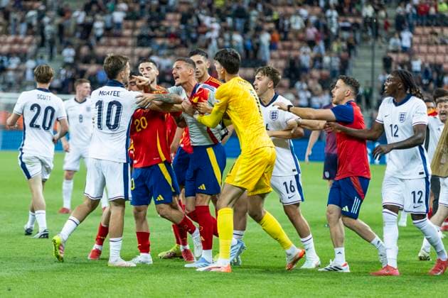 UEFA U21, U 21 Europameisterschaft, Viertelfinale: Spanien - England; 21.06.2025 Nach Schlusspfiff kommt es zu einer Rudelbildung bei der UEFA U21-Europameisterschaft im Viertelfinalspiel zwischen Spanien - England, am 21.06.2025, Anton Malatinsky Stadium, Trnava, Slowakei Copyright: xBEAUTIFULxSPORTS Meuselx