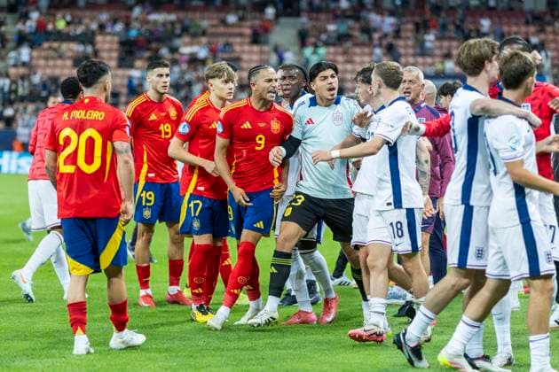 UEFA U21, U 21 Europameisterschaft, Viertelfinale: Spanien - England; 21.06.2025 Nach Schlusspfiff kommt es zu einer Rudelbildung bei der UEFA U21-Europameisterschaft im Viertelfinalspiel zwischen Spanien - England, am 21.06.2025, Anton Malatinsky Stadium, Trnava, Slowakei Copyright: xBEAUTIFULxSPORTS Meuselx