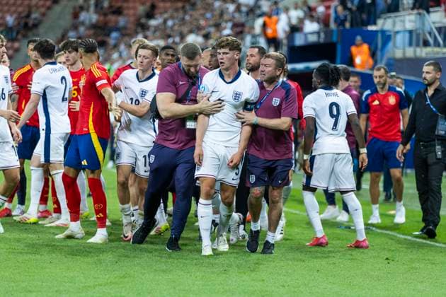 UEFA U21, U 21 Europameisterschaft, Viertelfinale: Spanien - England; 21.06.2025 Nach Schlusspfiff kommt es zu einer Rudelbildung bei der UEFA U21-Europameisterschaft im Viertelfinalspiel zwischen Spanien - England, am 21.06.2025, Anton Malatinsky Stadium, Trnava, Slowakei Copyright: xBEAUTIFULxSPORTS Meuselx