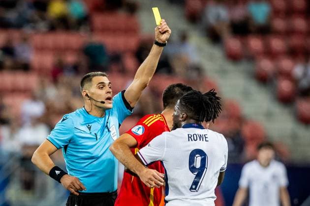 SPAIN U21, U 21 - ENGLAND U21 Referee Simone Sozza shows yellow card to Jonathan Rowe of England during the UEFA European Under-21 Championship 2025 Quarterfinal football match between Spain U21 and England U21. Stadium City Arena, Trnava, Slovakia, June 21, 2025. Photo by Branislav Racko Copyright: xx 080A2360