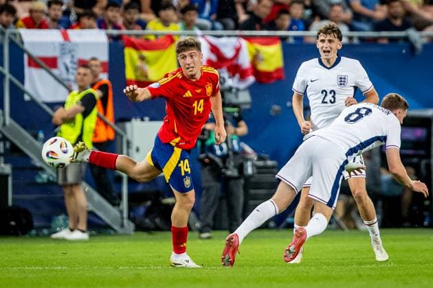 SPAIN U21, U 21 - ENGLAND U21 Mikel Jauregizar of Spain and Tyler Morton of England during the UEFA European Under-21 Championship 2025 Quarterfinal football match between Spain U21 and England U21. Stadium City Arena, Trnava, Slovakia, June 21, 2025. Photo by Branislav Racko Copyright: xx 080A2380