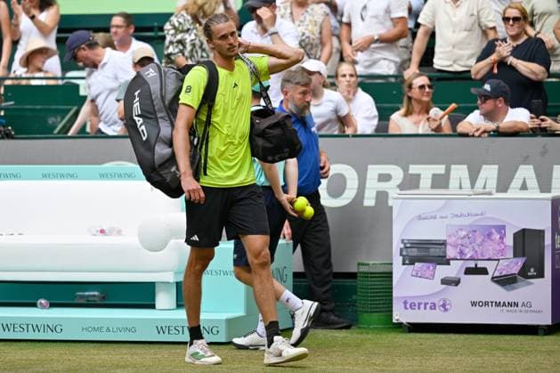 Halle, OWL Arena, 21.06.25, GER, Herren, Tennis, Terra Wortmann Open 2025, Halbfinale Bild: Alexander ZVEREV (Deutschland) verlaesst unzufrieden den Platz nach der Niederlage gegen Daniil MEDVEDEV Nordrhein-Westfalen Deutschland