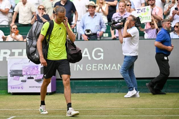 Halle, OWL Arena, 21.06.25, GER, Herren, Tennis, Terra Wortmann Open 2025, Halbfinale Bild: Alexander ZVEREV (Deutschland) verlaesst unzufrieden den Platz nach der Niederlage gegen Daniil MEDVEDEV Nordrhein-Westfalen Deutschland