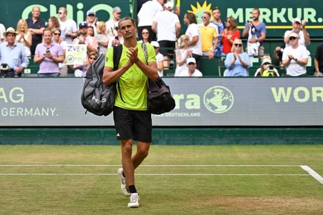 Sport Themen der Woche KW25 Sport Bilder des Tages Halle, OWL Arena, 21.06.25, GER, Herren, Tennis, Terra Wortmann Open 2025, Halbfinale Bild: Alexander ZVEREV (Deutschland) verlaesst unzufrieden den Platz nach der Niederlage gegen Daniil MEDVEDEV Nordrhein-Westfalen Deutschland *** Halle, OWL Arena, 21 06 25, GER, Men, Tennis, Terra Wortmann Open 2025, Semifinals Picture Alexander ZVEREV Germany leaves the court dissatisfied after the defeat against Daniil MEDVEDEV North Rhine-Westphalia Germany