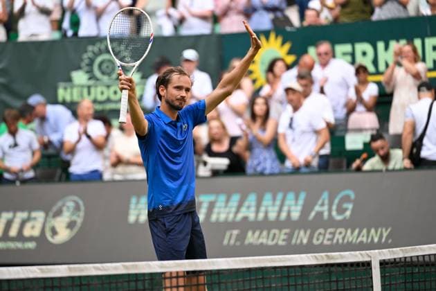 Sport Bilder des Tages Halle, OWL Arena, 21.06.25, GER, Herren, Tennis, Terra Wortmann Open 2025, Halbfinale Bild: Schlussjubel, Emotion, Freude bei Daniil MEDVEDEV nach seinem Sieg ueber Alexander ZVEREV (Deutschland) Nordrhein-Westfalen Deutschland