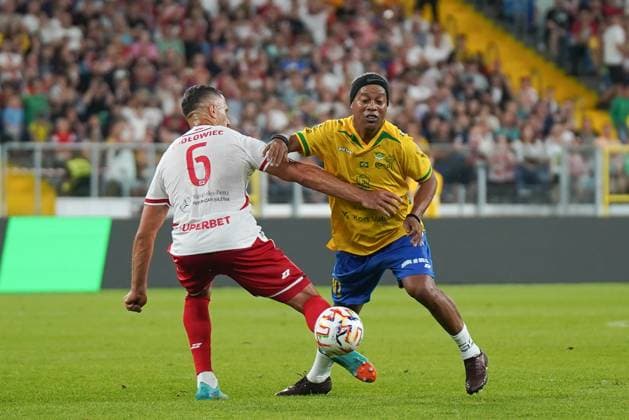 Sport Themen der Woche KW25 Sport Bilder des Tages 21.06.2025 CHORZOW PILKA NOZNA RIO SHOW RONALDINHO 2025 POLSKA MECZ GWIAZD POLSKA - BRAZYLIA FOOTBALL MATCH FOOTBALL LEGENDS MATCH RIO SHOW RONALDINHO 2025 IN POLAND GAME POLAND v BRAZIL N Z TOMASZ JODLOWIEC RONALDINHO FOT. KAROL POLIT NEWSPIX.PL NEWSPIX.PL --- newspix.pl 