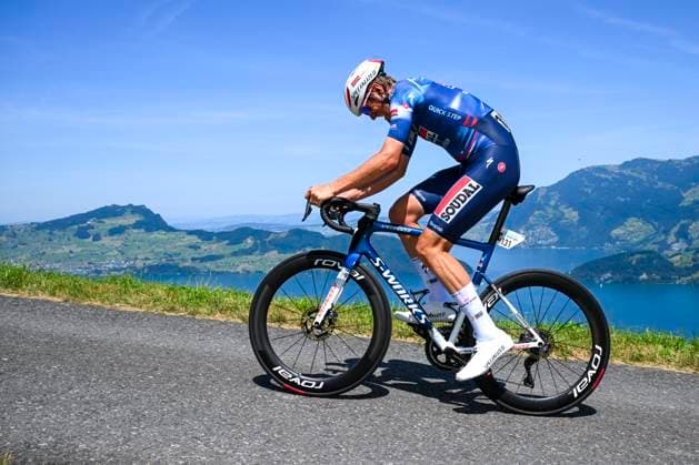 Tour de Suisse 2025 Stage 8 EMMETTEN STOCKHUTTE, SWITZERLAND - JUNE 22 : Bastiaens Ayco (BEL) of Soudal Quick-Step in action during stage 8 of the 88th edition of Tour de Suisse an UCI World Tour 2.UWT Individual Time Trial stage for Men Elite of 10.1 km with start in Beckenried and finish in Emmetten Stockhutte on June 22, 2025 in Emmetten Stockhutte, Switzerland, 22 06 2025 ( Motordriver Kenny Verfaillie - Emmetten Stockhutte Switzerland  Copyright: xVincentxKalutx