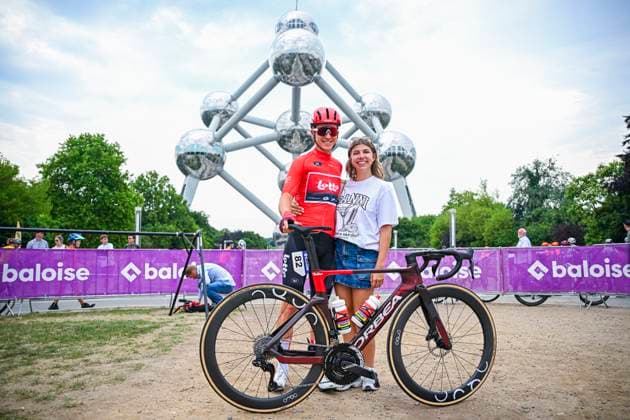 Baloise Belgium Tour 2025 Stage 5 BRUSSEL, BELGIUM - JUNE 22 : Berckmoes Jenno (BEL) of Lotto before and his girlfriend before the start of the race during stage 5 of the 94th edition of Baloise Tour of Belgium an UCI ProSeries 2.Pro cycling road race stage for Men Elite of 183.2 km with start in Brussel and finish in Brussel on June 22, 2025 in Brussel, Belgium, 22 06 2025 ( Motordriver Guy De Vuyst - Brussel Belgium  Copyright: xTomasxSiskx