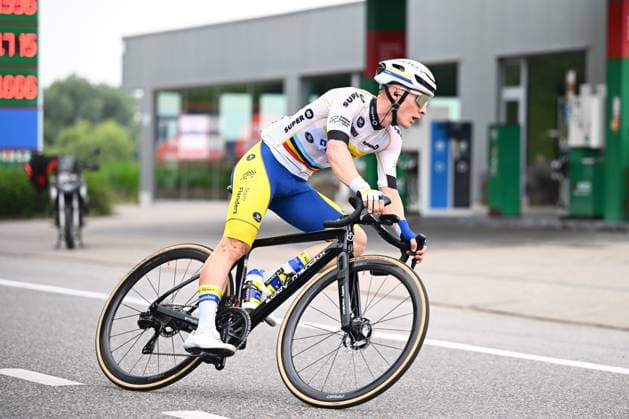 Baloise Belgium Tour 2025 Stage 5 BRUSSEL, BELGIUM - JUNE 22 : Vandenstorme Dylan (BEL) of Team Flanders - Baloise in the escape pack during stage 5 of the 94th edition of Baloise Tour of Belgium an UCI ProSeries 2.Pro cycling road race stage for Men Elite of 183.2 km with start in Brussel and finish in Brussel on June 22, 2025 in Brussel, Belgium, 22 06 2025 ( Motordriver Guy De Vuyst - Brussel Belgium  Copyright: xTomasxSiskx