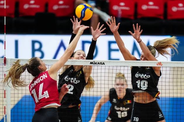 Belgium v Canada - FIVB Volleyball Nations League (VNL) ISTANBUL, TURKIYE - JUNE 22: Elise Van Sas (2) of Belgium in action against Hilary Howe (14) of Canada during FIVB Women s Volleyball Nations League (VNL) 2nd week volleyball match between Belgium and Canada at Sinan Erdem Dome in Istanbul, Turkiye on June 22, 2025. Hakan Akgun Anadolu Istanbul Turkey. Editorial use only. Please get in touch for any other usage.  Copyright: x2025xAnadoluxHakanxAkgunx