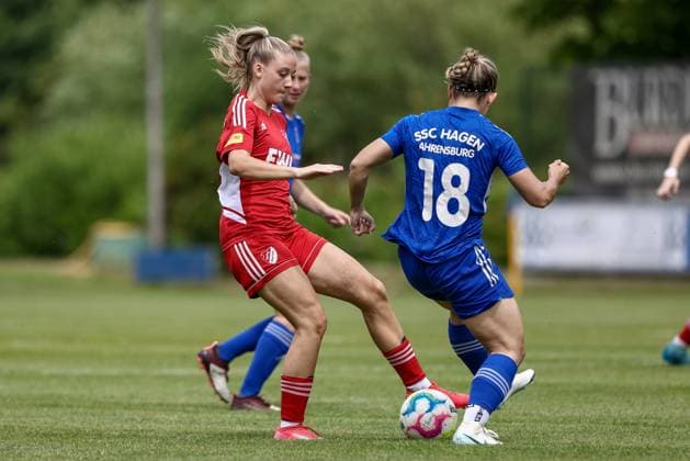 v.li.: Leonie Kreuz (SpVg Aurich, 8) und Marleen Jelonek (SSC Hagen Ahrensburg, 18) im Zweikampf, Duell, Dynamik, Aktion, Action, Spielszene, 22.06.2025, Worpswede (Deutschland), Fussball, Aufstiegsspiel Regionalliga Nord Frauen, SpVg Aurich - SSC Hagen Ahrensburg