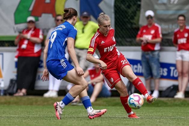 v.li.: Lea Bantin (SSC Hagen Ahrensburg, 9) und Ana-Carolin Hoffmann (SpVg Aurich, 20) im Zweikampf, Duell, Dynamik, Aktion, Action, Spielszene, 22.06.2025, Worpswede (Deutschland), Fussball, Aufstiegsspiel Regionalliga Nord Frauen, SpVg Aurich - SSC Hagen Ahrensburg