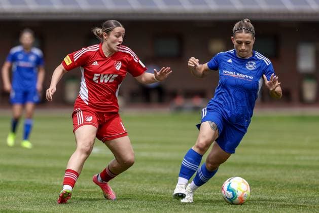 v.li.: Lucy Minne (SpVg Aurich, 14) und Marleen Jelonek (SSC Hagen Ahrensburg, 18) im Zweikampf, Duell, Dynamik, Aktion, Action, Spielszene, 22.06.2025, Worpswede (Deutschland), Fussball, Aufstiegsspiel Regionalliga Nord Frauen, SpVg Aurich - SSC Hagen Ahrensburg