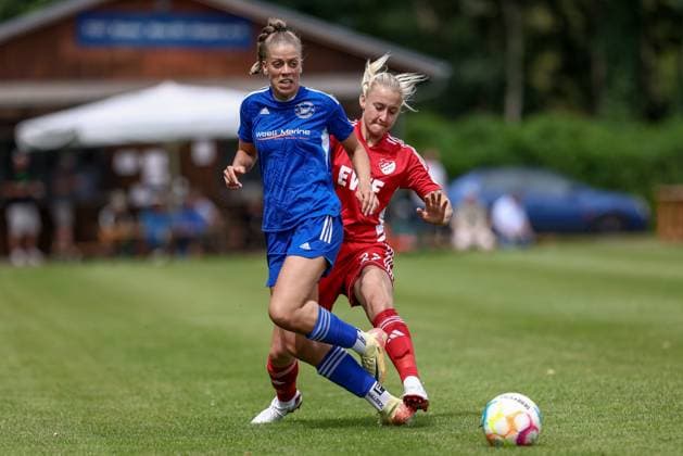 v.li.: Anika Elschenbroich (SSC Hagen Ahrensburg, 11) und Aylin Rewohl (SpVg Aurich, 27) im Zweikampf, Duell, Dynamik, Aktion, Action, Spielszene, 22.06.2025, Worpswede (Deutschland), Fussball, Aufstiegsspiel Regionalliga Nord Frauen, SpVg Aurich - SSC Hagen Ahrensburg