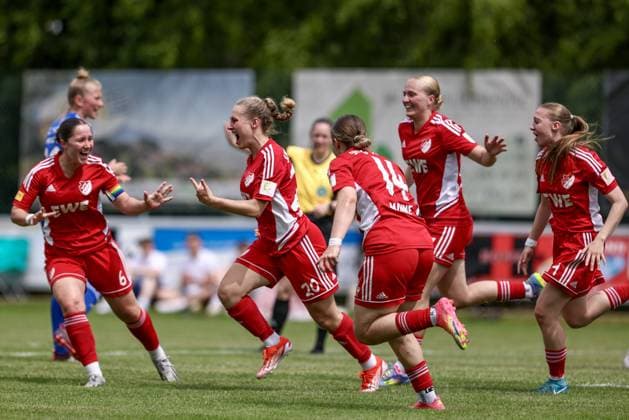 Spielerinnen der SpVg Aurich mit Torjubel, Jubel, jubeln, jubelt, optimistisch, Spielszene, Highlight, Freude über das Tor zum 1:0, 22.06.2025, Worpswede (Deutschland), Fussball, Aufstiegsspiel Regionalliga Nord Frauen, SpVg Aurich - SSC Hagen Ahrensburg