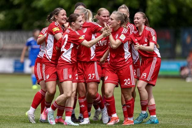 Spielerinnen der SpVg Aurich mit Torjubel, Jubel, jubeln, jubelt, optimistisch, Spielszene, Highlight, Freude über das Tor zum 1:0, 22.06.2025, Worpswede (Deutschland), Fussball, Aufstiegsspiel Regionalliga Nord Frauen, SpVg Aurich - SSC Hagen Ahrensburg