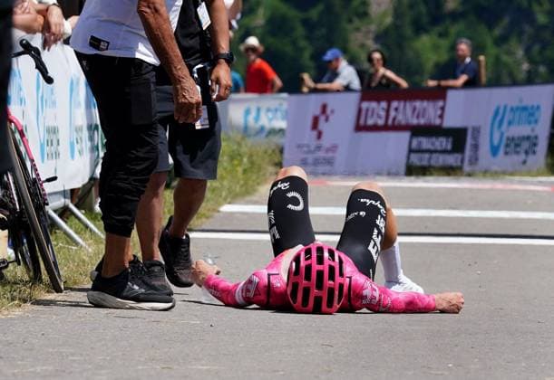 22.06.2025 Tour de Suisse 2025 Einzelzeitfahren Beckenried - Stockhuette. Bild : Harrison William Sweeny (AUS) Team EF Edacation Easypost nach der Zieldurchfahrt am Boden Aktion