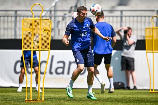 Meldin Dreskovic (SV Darmstadt 98, 14) am Ball, GER, Trainingsauftakt, SV Darmstadt 98 Fussball, 2. Bundesliga, Spielzeit 2025 2026, 22.06.2025 GER, Trainingsauftakt, SV Darmstadt 98 Fussball, 2. Bundesliga, Spielzeit 2025 2026, 22.06.2025 Darmstadt