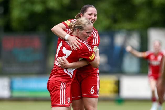 v.li.: Teresa Frizberg (SpVg Aurich, 17) und Torschützin Sina Brühl (SpVg Aurich, 6) mit Torjubel, Jubel, jubeln, jubelt, optimistisch, Spielszene, Highlight, Freude über das Tor zum 2:0, 22.06.2025, Worpswede (Deutschland), Fussball, Aufstiegsspiel Regionalliga Nord Frauen, SpVg Aurich - SSC Hagen Ahrensburg
