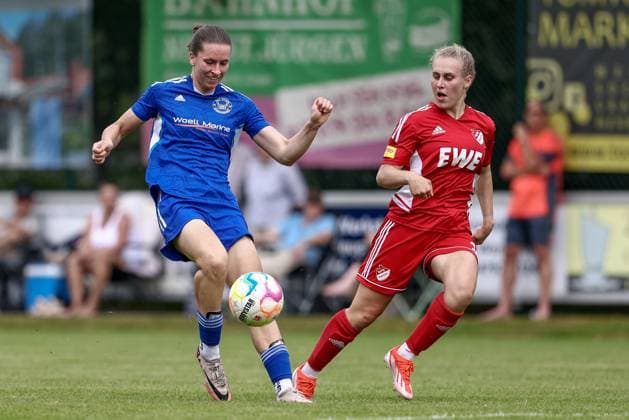 v.li.: Lea Bantin (SSC Hagen Ahrensburg, 9) und Ana-Carolin Hoffmann (SpVg Aurich, 20) im Zweikampf, Duell, Dynamik, Aktion, Action, Spielszene, 22.06.2025, Worpswede (Deutschland), Fussball, Aufstiegsspiel Regionalliga Nord Frauen, SpVg Aurich - SSC Hagen Ahrensburg