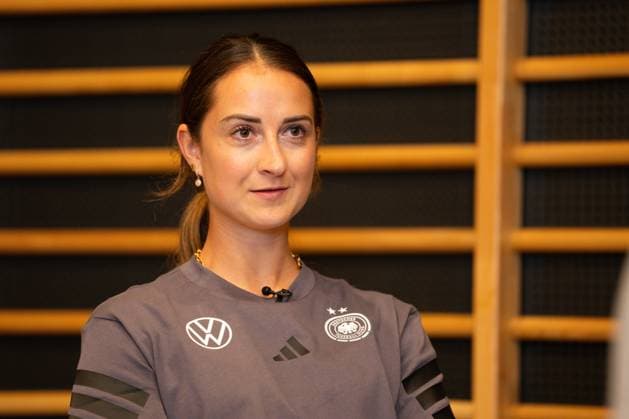 Sport Bilder des Tages Media Day, DFB Frauen Nationalmannschaft, 22.06.2025 Sara Däbritz (Deutschland, 13) im Interview Media Day, DFB Frauen Nationalmannschaft, Adidas World of Sports, Herzogenaurach, 22.06.2025 *** Media Day, DFB Womens National Team, 22 06 2025 Sara Däbritz Germany, 13 in interview Media Day, DFB Womens National Team, Adidas World of Sports, Herzogenaurach, 22 06 2025 Copyright: xBEAUTIFULxSPORTS Boscox