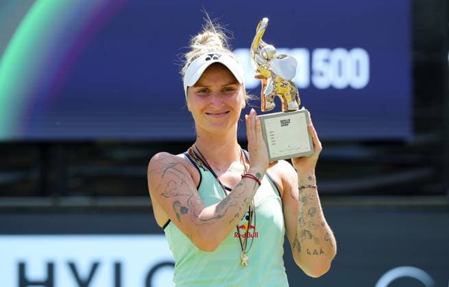 Bilder des Jahres 2025, Sport 06 Juni Sport Themen der Woche KW25 Sport Bilder des Tages Siegerin Gewinnerin Marketa Vondrousova (CZE) mit Pokal im Steffi Graf Stadion Finale HYLO Berlin Tennis Open Damen auf Rasen 22.06.2025 *** Winner Winner Marketa Vondrousova CZE with trophy in the Steffi Graf Stadium Sport Final HYLO Berlin Tennis Open Women on grass 22 06 2025