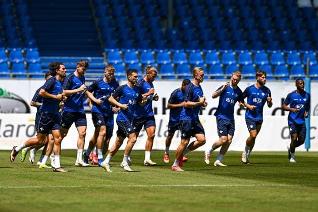 Die Spieler von SV Darmstadt 98 beim Aufwaermen, warm laufen, GER, Trainingsauftakt, SV Darmstadt 98 Fussball, 2. Bundesliga, Spielzeit 2025 2026, 22.06.2025 GER, Trainingsauftakt, SV Darmstadt 98 Fussball, 2. Bundesliga, Spielzeit 2025 2026, 22.06.2025 Darmstadt