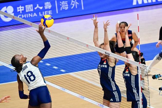 (250622) -- HONG KONG, June 22, 2025 -- Paola Ogechi Egonu (L) of Italy competes during the Pool 5 match between China and Italy at the Women s Volleyball Nations League (VNL) 2025 in Hong Kong, south China, June 22, 2025. ) (SP)CHINA-HONG KONG-VOLLEYBALL-NATIONS LEAGUE-WOMEN-CHINA VS ITALY (CN) ZhuxWei 