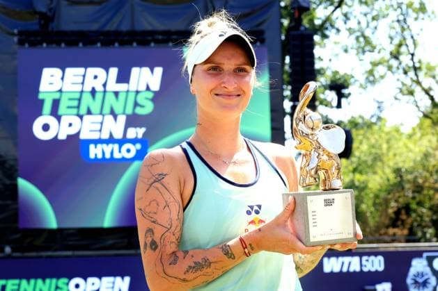 DEU, Berlin-Tennis-Open, Finale, , 22.06.2025, Rot-Weiss Tennisanlage, Steffi-Graf-Stadion, Berlin, DEU, Berlin-Tennis-Open, Finale, , im Bild Marketa Vondrousova (CZE), mit dem Siegerpokal
