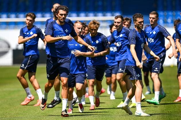 Die Spieler von SV Darmstadt 98 um Fraser Hornby (SV Darmstadt 98, 09) beim warm machen. GER, Trainingsauftakt, SV Darmstadt 98 Fussball, 2. Bundesliga, Spielzeit 2025 2026, 22.06.2025 GER, Trainingsauftakt, SV Darmstadt 98 Fussball, 2. Bundesliga, Spielzeit 2025 2026, 22.06.2025 Darmstadt