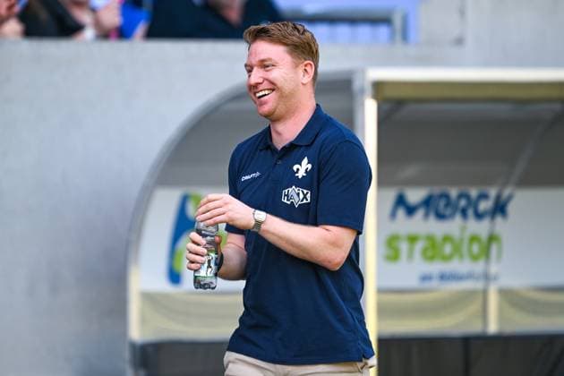 Paul Fernie (SV Darmstadt 98, Sportdirektor) lachend, GER, Trainingsauftakt, SV Darmstadt 98 Fussball, 2. Bundesliga, Spielzeit 2025 2026, 22.06.2025 GER, Trainingsauftakt, SV Darmstadt 98 Fussball, 2. Bundesliga, Spielzeit 2025 2026, 22.06.2025 Darmstadt