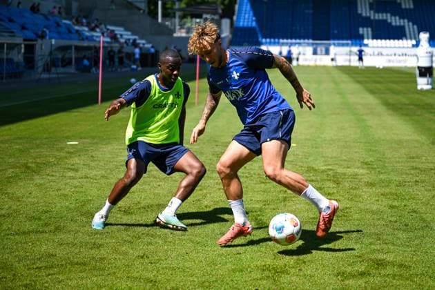 Merveille Papela (SV Darmstadt 98, 21) im Zweikampf mit Luca Marseiler (SV Darmstadt 98, 08) GER, Trainingsauftakt, SV Darmstadt 98 Fussball, 2. Bundesliga, Spielzeit 2025 2026, 22.06.2025 GER, Trainingsauftakt, SV Darmstadt 98 Fussball, 2. Bundesliga, Spielzeit 2025 2026, 22.06.2025 Darmstadt