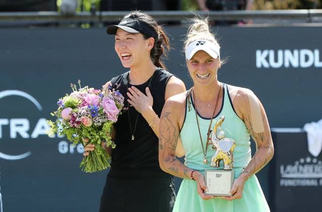Siegerin Marketa Vondrousova (CZE) mit Pokal, 2.Platz Wang Xinyu (CHN) im Steffi Graf Stadion Finale HYLO Berlin Tennis Open Damen auf Rasen 22.06.2025