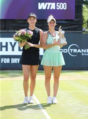 Siegerin Marketa Vondrousova (CZE) mit Pokal, 2.Platz Wang Xinyu (CHN) im Steffi Graf Stadion Finale HYLO Berlin Tennis Open Damen auf Rasen 22.06.2025