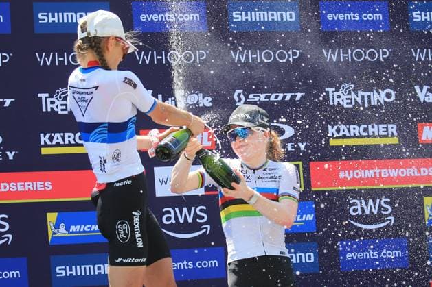 Sport Bilder des Tages 22nd June 2025, Val di Sole, Trentino, Italy; UCI Mountain Bike World Cup, Day 3; Samara Maxwell (NZL) and Puck Pieterse (NED) celebrates on the podium with champagne  ActionPlus12804130 PierrexTeyssot